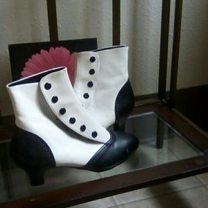 Women's old fashioned style shoes (saddle) buttons